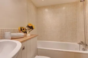 April Cottage - Image 3