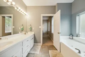 Wooded Lake Retreat 3 Bedroom Home - Image 3