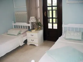 Cozy and Stylish Pool House - Image 4