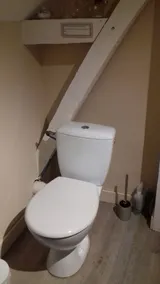 Chambre blanche avec salle d'eau et WC privés - Image 3