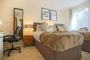 Cosy House- Sleeps 7 Centrally Located Free Parking, Fast WIFI Smart Tv with Sky and Netflix Business Travellers Relocators Leisure Welcome - Image 4