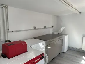 Renovated farmhouse with private pond, pets allowed - Image 2
