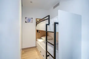 This suite offers a bedroom with a double bed and a sleeping corner with a bunk bed. - Image 4