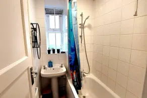 Charming Three Bedroom 5 Double Bed Apt in London - Image 2
