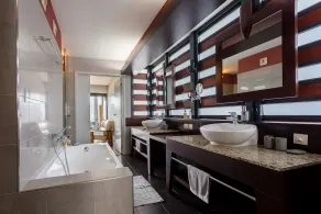 Suite F2 Arue Tahiti seaside free access swimming pool spa gym - Image 2