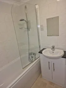 Modern, Accessible Apartment with River Views in Central London - Image 3