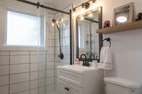 Modern/Retro Cozy Home in the Minnow Lake area - Image 2