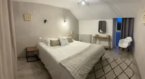 Gite de Caractère Proche Campagne, Jacuzzi Privatif, Terrain Clos Arboré - Image 4