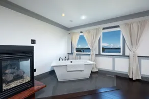 Large west coast home near the seaside - Image 3