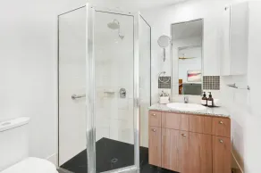 Luxury Waterfront Condo with Stunning Ocean Views in the Heart of Cairns - Image 3