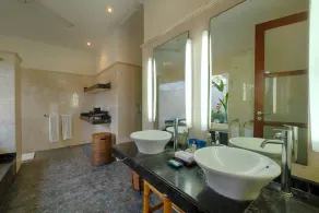A Piece of Coastal Paradise! 4 BR Villa Lush Garden View - Image 3