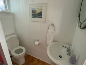 GORGEOUS, RECENTLY RENOVATED, WATERFRONT COTTAGE - Image 4