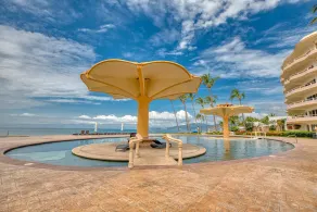 Beautiful 3BR BeachFront Condo - Image 4