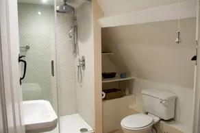 Cette propriété a été restaurée avec bienveillance à un niveau élevé. - Image 3