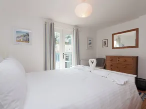 2 bedroom accommodation in 6 Horn Hill Steps - Image 4