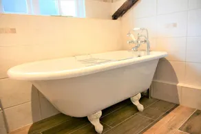Hartley Wintney - Charming Cottage in Village/ Wood Burning Stove/ Parking/ Wifi - Image 5