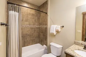 Hotel Style Room Near Slopes - Image 4
