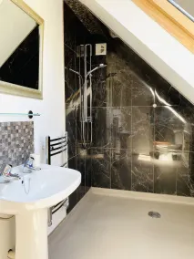 ** LOVELY 2 BEDROOM COTTAGE, GREAT LOCATION ** - Image 2