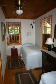 Saint George Lake, Charme Waterfront Cottage - Image 4