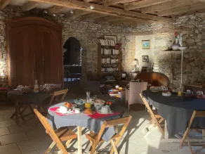 Charming Country Guesthouse with Pool near Solesmes Abbey - Image 4