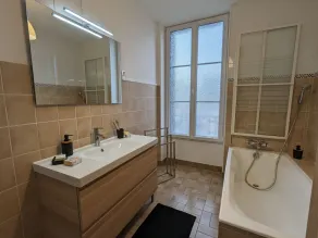 Maison familiale rénovée avec cour, à 1h30 de Paris, proche de la nature et des sites historiques. - Image 4
