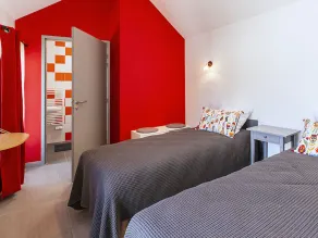 Spacious Sologne Retreat: Accessible, 5 En-Suite Bedrooms, Parking, BBQ, Pet-Friendly - Image 4