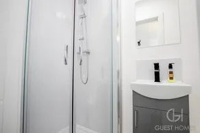Host Stay Croydon Road Abode - Image 4