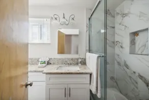 50 étapes pour poncer! Remodelé avec grand patio et vue sur la baie - Image 3