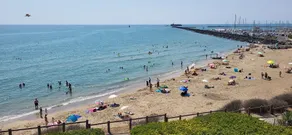 Large villa on front line beach with superb view , large enclosed garden - Image 4