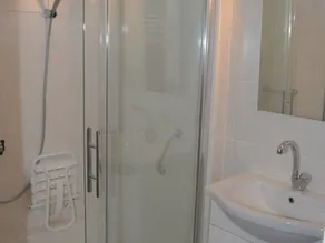 Comfortable house, pets allowed, enclosed garden - Image 2