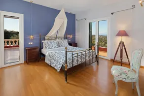 Villa Regina Rossa is a large villa with stunning sea views and a heated pool - Image 4