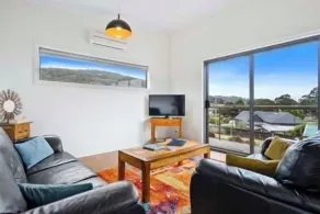 Cottage on Chapman, beautiful Bay Views - Image 3