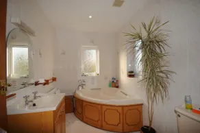 Gut präsentiert 3 Schlafzimmer Dormer Bungalow mit Parkplatz, Garten und Aussicht - Image 3
