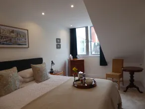 Centrally located, luxury, modern 3 bedroom, 2 bathroom apartment - Image 4