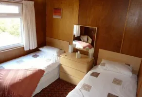 Dog-friendly lochside chalet with balcony, stunning mountain views! - Image 4