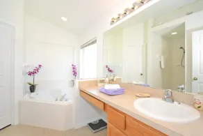 NOUVELLE LISTE - Confortable 4 chambres, 3 salles de bain avec piscine privée dans la communauté de golf fermée - Image 2