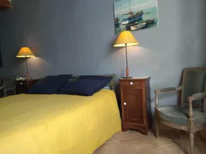 Tyst gammalt bondgård i en by på höjderna i byn - Image 3