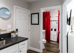 ★MODERN HOME♞⚔♛★ KING BED★ GARAGE PARKING★ WIFI★ 4K TV - Image 2