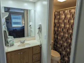 Cozy and Quiet Three Bedroom Two Bathroom Ranch - Image 5