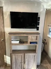 New updated, larger 1BR trailer, minutes from WEC and HITS, peaceful setting;  - Image 2