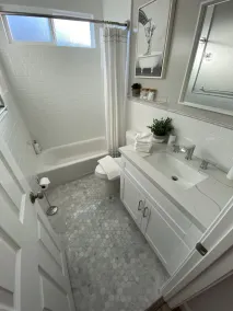 *Cali King Bed * Bright Natural Light * Tall Ceilings * Full Kitchen * Balcony - Image 3