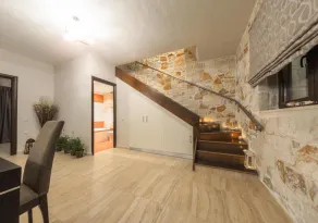 Impeccable 3-bed Villa in Anafonitria - Image 2