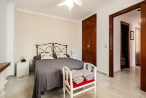 Stylish 2-bedroom apartment with private patio and WiFi in enjoyable Málaga - Image 3