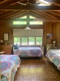 Charming cottage with fireplace & private beach, perfect for getaways - Image 5