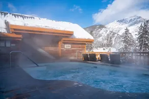Banff Getaway with Unique Decor/Hot Pools On-Site - Image 3