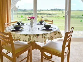 2 bedroom accommodation in Freshwater - Image 3