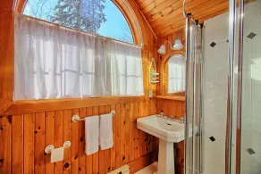 Charming, 4 Bed, 2 Bath! Muskoka Room! Beaumaris! Incredible Views! - Image 3
