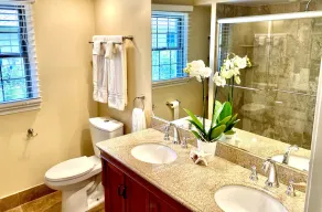 Located near downtown, restaurants and the beach ! - Image 5