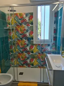 DETACHED COTTAGE WITH PRIVATE HOT TUB, 80 METERS FROM THE BEACH - Image 2