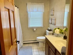 Entire Private Home on Secluded 6 Acre Lot with Water View Near Beaches - Image 3